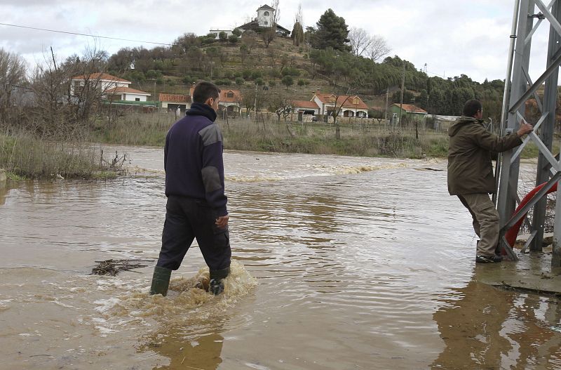 Las lluvias que durante buena parte de la mañana de hoy cayeron sobre la provincia de Salamanca causaron inundaciones en varias calles de la localidad de Aldeatejada dejando dividido el pueblo.