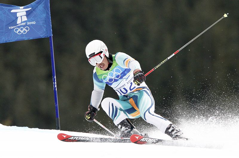 India's Namgial clears a gate during the first run of the men's alpine skiing Giant Slalom event at the Vancouver 2010 Winter Olympics in Whistler