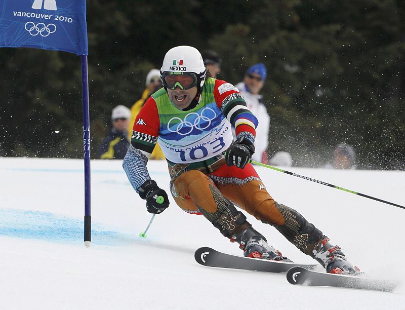 Mexico's Von Hohenlohe clears a gate during the first run of the men's alpine skiing giant slalom event at the Vancouver 2010 Winter Olympics in Whistler