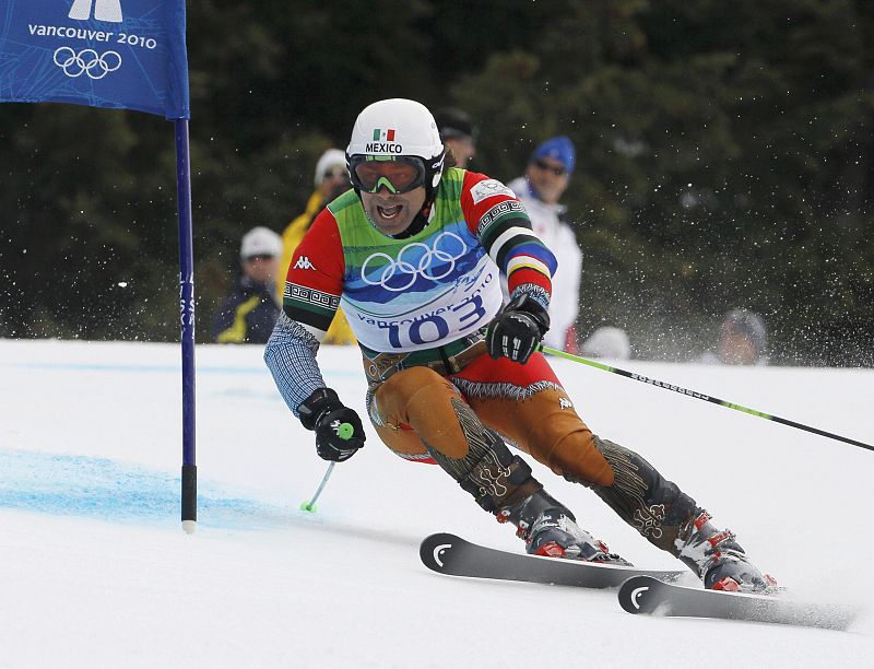 Mexico's Von Hohenlohe clears a gate during the first run of the men's alpine skiing giant slalom event at the Vancouver 2010 Winter Olympics in Whistler