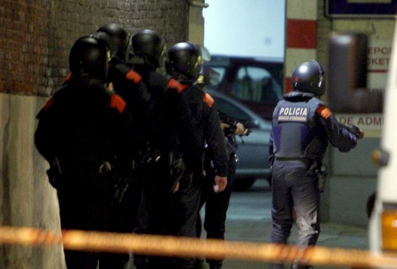 En un primer momento han intentado localizar a los huidos en diversos edificios de una zona que abarca las calles Aragón, Valencia, Marina y Sardenya