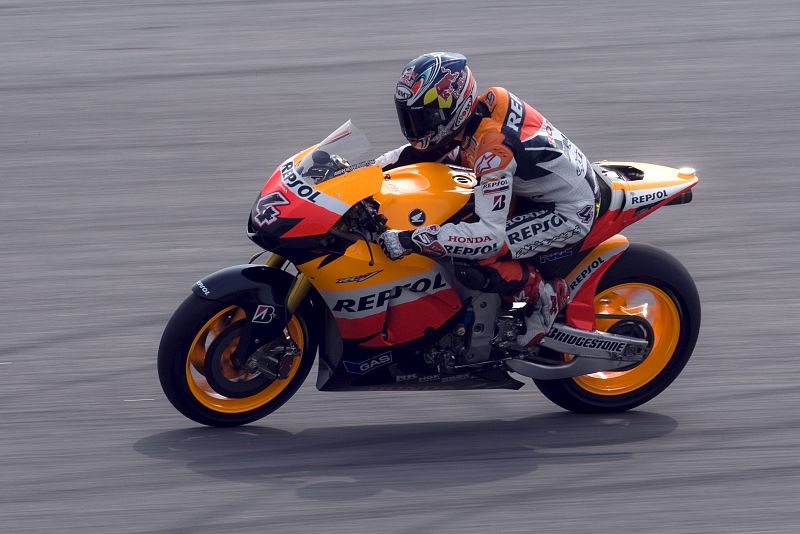 El piloto italiano Andrea Dovizioso de Repsol Honda acelera durante los entrenamientos de MotoGP en Sepang.