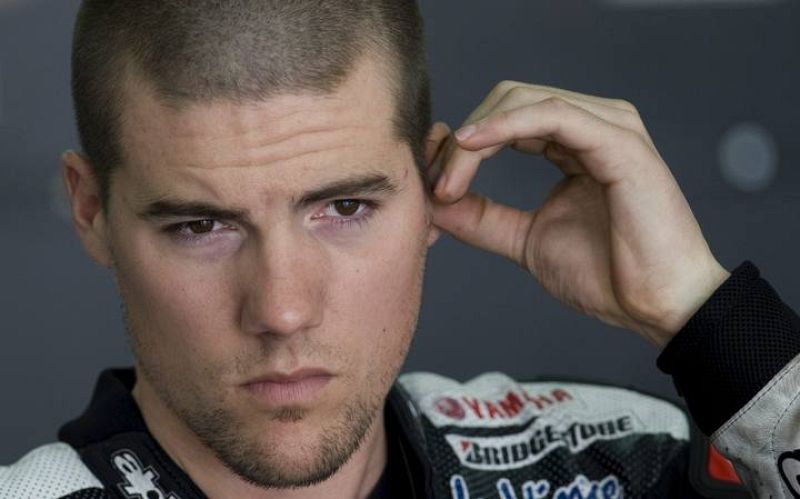 El piloto estadounidense de Ben Spies del equipo de Monster Yamaha Tech 3 se prepara para saltar a la pista. 