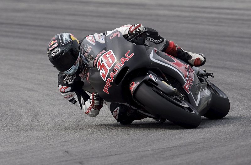 El piloto finlandés Mika Kallio, de Pramac Green, toma una curva en el trazado de Sepang.