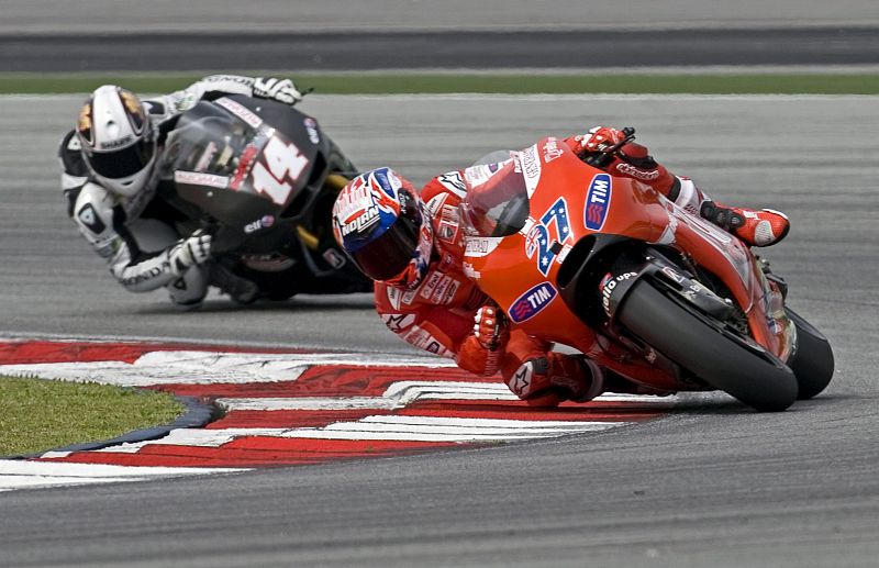 El piloto australiano Casey Stoner (en primer término) de Ducati Malboro y el francés Randy De Puniet de LCR Honda.