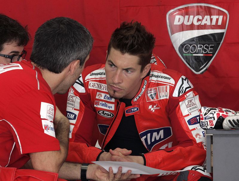 Nicky Hayden escucha las indicaciones sus técnicos durante los entrenamientos.