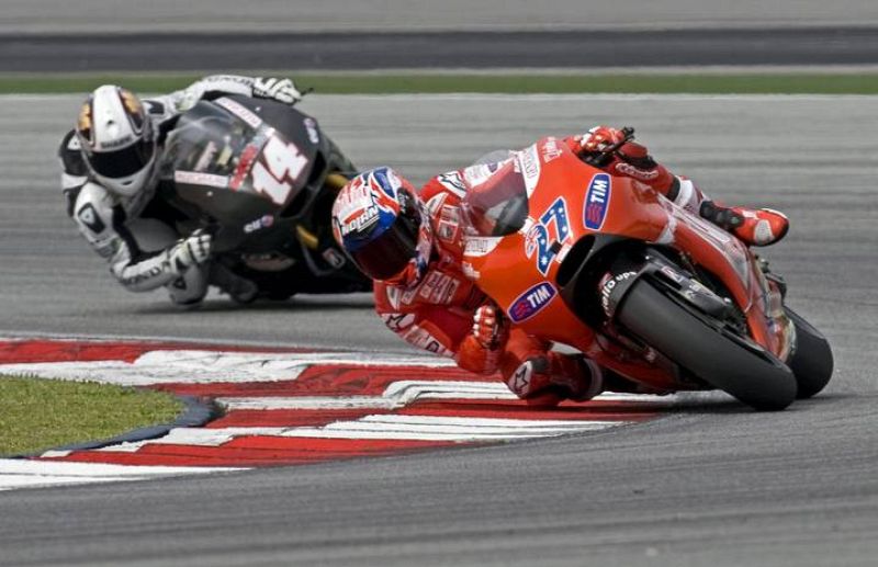 El piloto australiano Casey Stoner (en primer término) de Ducati Malboro y el francés Randy De Puniet de LCR Honda.