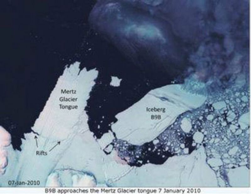 Aproximación del iceberg que chocó a principios de mes contrala plataforma helada en la costa de la Antártida