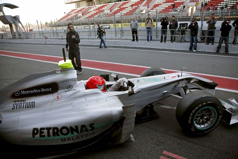 Michael Schumacher (Mercedes) sale del box. El 'Kaiser' ha marcado el sexto mejor tiempo de la segunda jornada de entrenamientos.