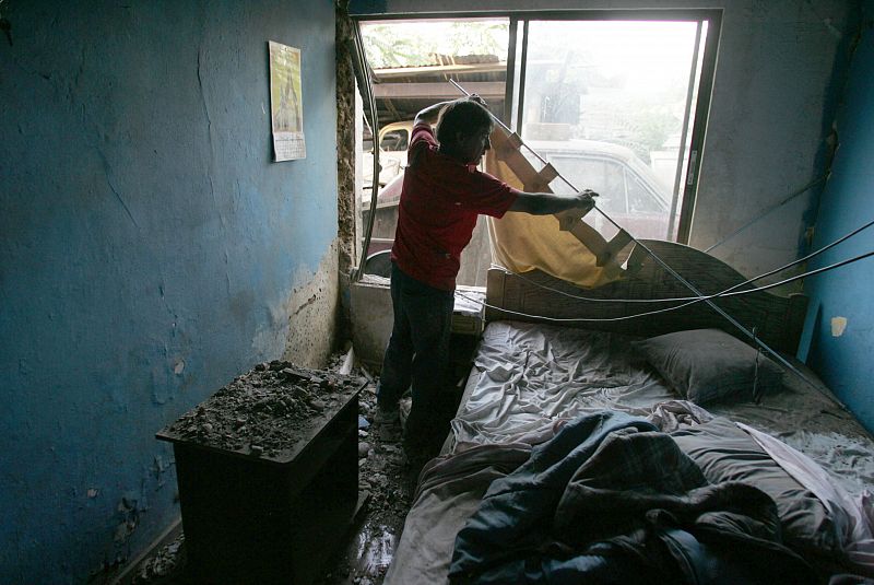 Un hombre trata de salvar objetos de su vivienda.