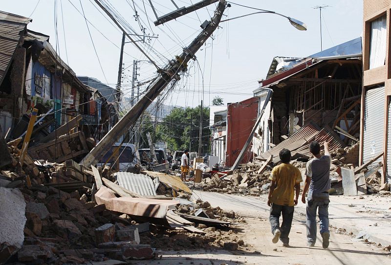 Los daños materiales de la tragedia pueden costar al Gobierno chileno hasta 30.000 millones de dólares, o casi el 15% de su PIB