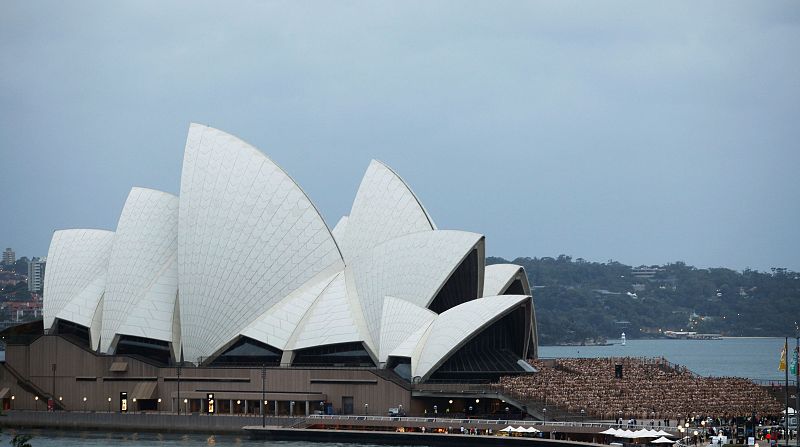 La Ópera de Sydney rodeada de miles de personas que posan desnudas para el fotógrafo Tunick