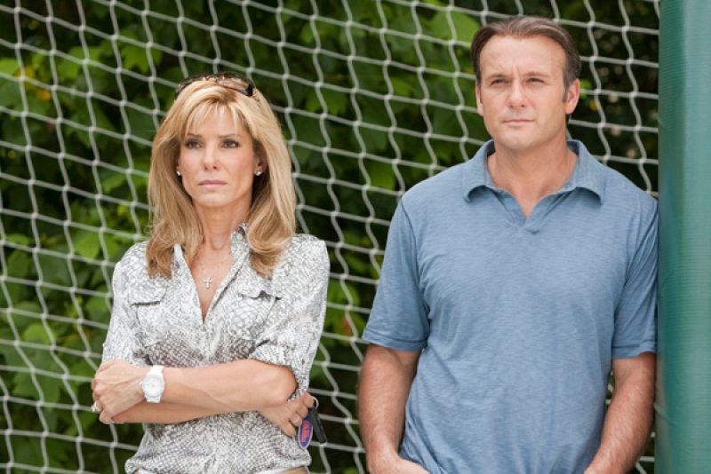 En "The Blind Side", Sandra Bullock se aleja del género romántico y da vida a una rica mujer que ayudará a un adolescente pobre y sin estudios a convertirse en una estrella del fútbol americano.