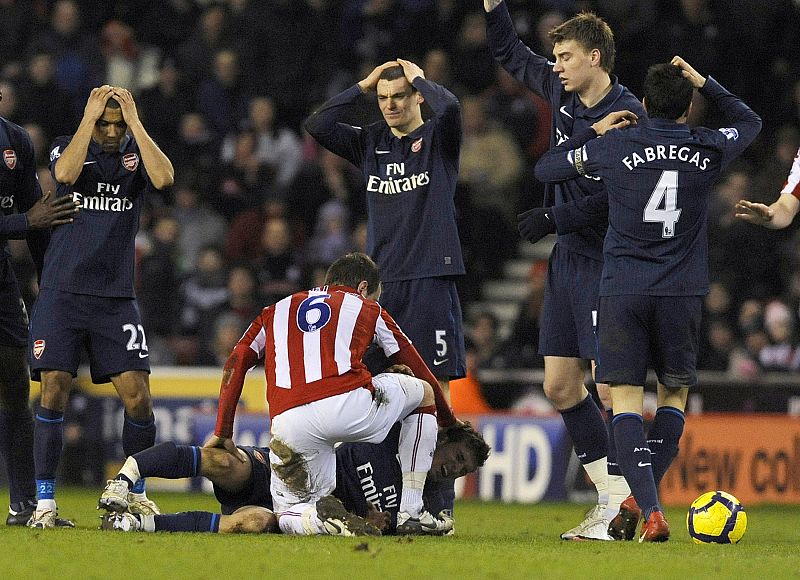 Los jugadores del Arsenal se llevan las manos a la cabeza al comprobar la terrible lesión de su compañero, Aaron Ramsey.