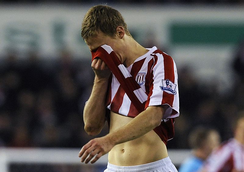 El jugador del Stoke City, Ryan Shawcross, se lamenta después de provocar la lesión de Ramsey.