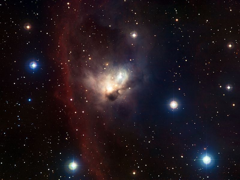 Para muchos la nebulosa NGC 1788 es un tesoro escondido a pocos grados de distancia de las brillantes estrellas del cinturón de Orión. El polvo y el gas se entremezclan con un pequeño cúmulo de 'nuevas' estrellas que le otorgan una forma que recuerda