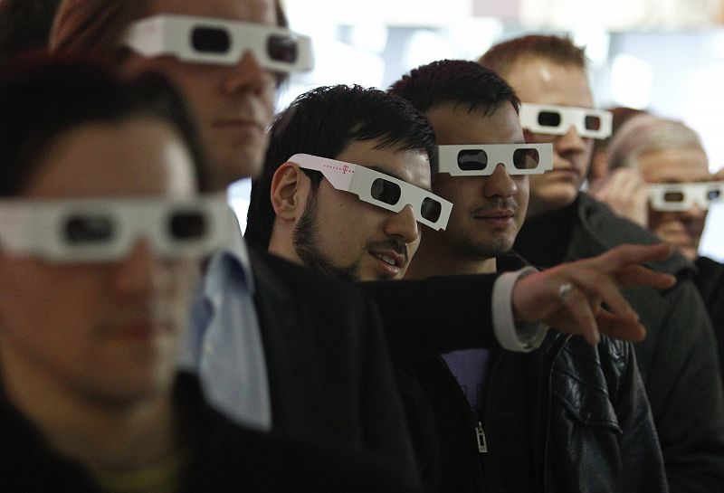 Visitantes del CeBIT asisten a la presentación de Deutsche Telekom con gafas 3D. La feria tecnológica se celebra en Hanover del 2 al 6 de marzo.