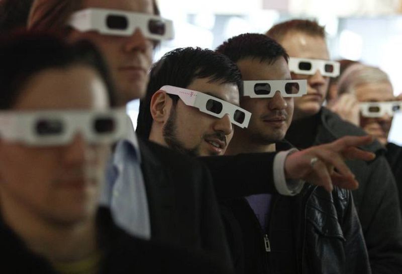 Visitantes del CeBIT asisten a la presentación de Deutsche Telekom con gafas 3D. La feria tecnológica se celebra en Hanover del 2 al 6 de marzo.    
