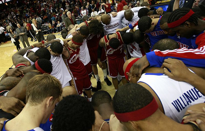 Los jugadores de Cleveland y Detroit rezan juntos por la recuperación de Rodney Stuckey.