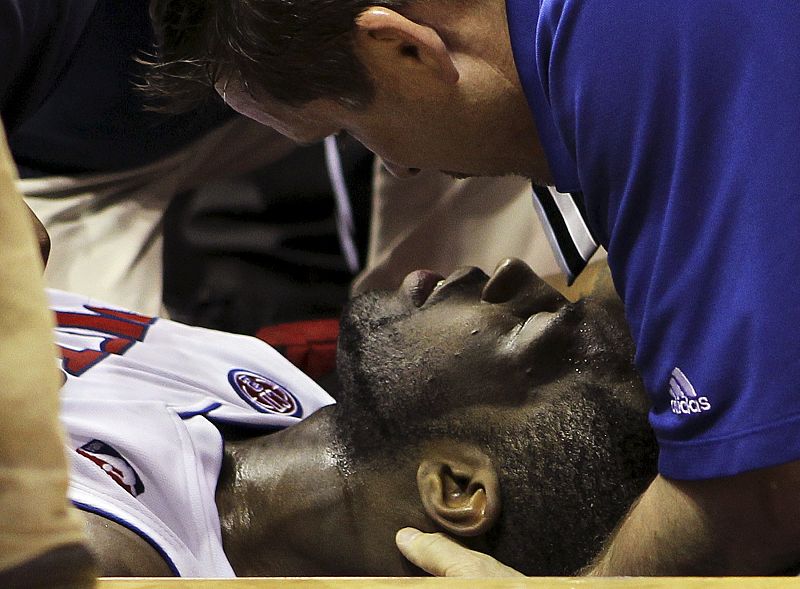 Un doctor del equipo de Detroit atiende a Stuckey. El ataque ocurrió en un tiempo muerto del tercer cuarto del partido de la NBA entre los Cleveland Cavaliers y los Pistons, en Cleveland.