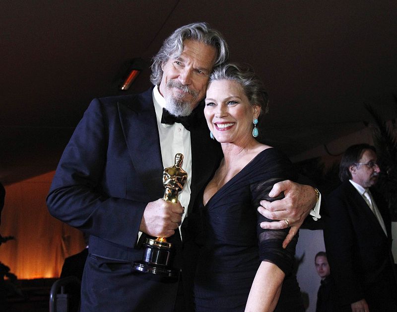 Jeff Bridges smiles with his wife after the 82nd Academy Awards in Hollywood