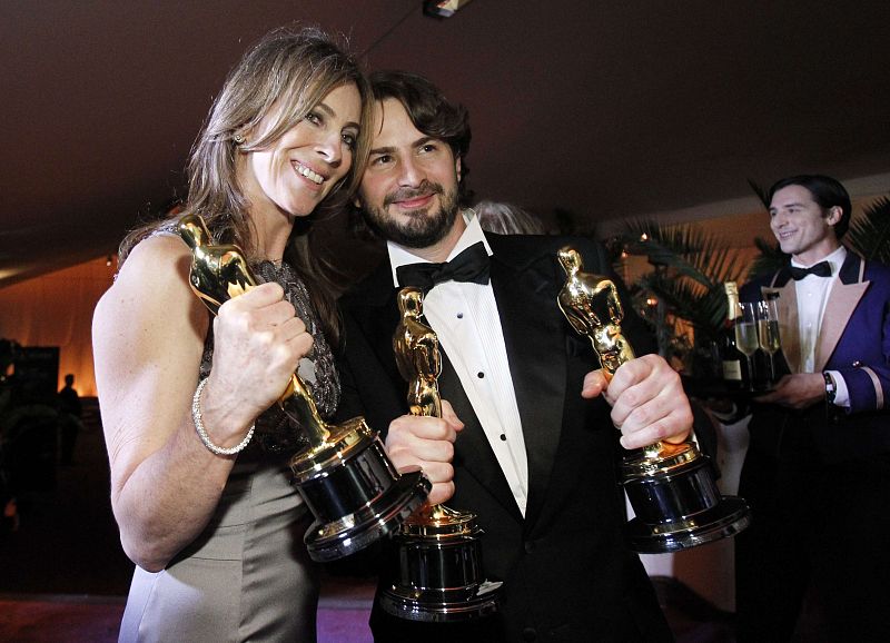 Mark Boal and Kathryn Bigelow pose with their Oscars at the Governor's Ball in Hollywood