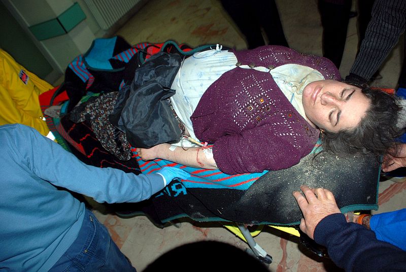 Una mujer herida es trasladada al hospital en Elazig, tras el terremoto que ha dejado, al menos, 100 heridos