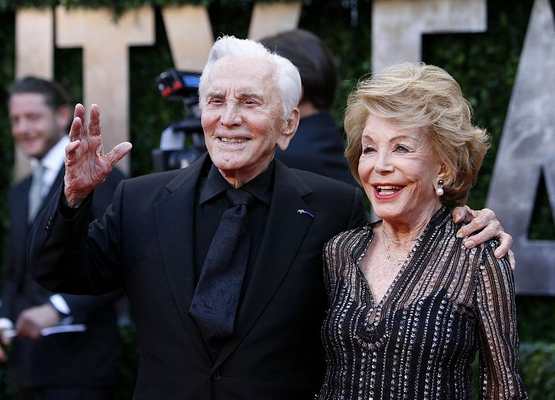 El actor Kirk Douglas y su esposa llegan a la fiesta de Vanity Fair organizada después de la ceremonia de los Oscar.