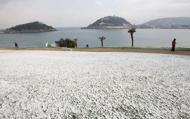 La Playa de la Concha de San Sebastián desde el Palacio de Miramar, que ha amanecido con un ligero manto de nieve.