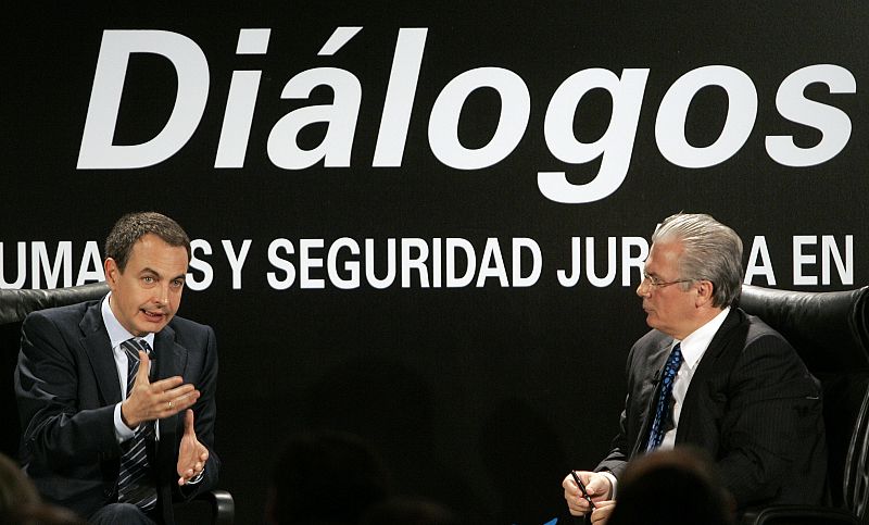 Spanish PM Rodriguez Zapatero talks to Spanish judge Garzon during a conference in Madrid