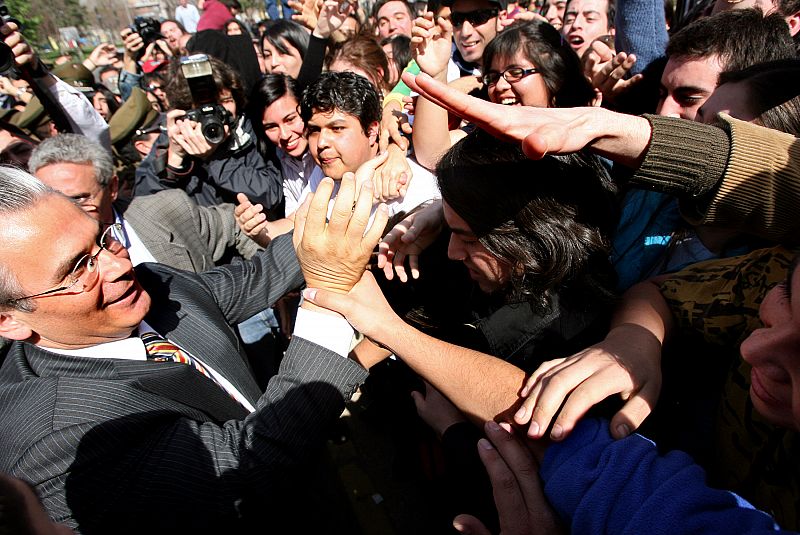Baltasar Garzón saluda a un grupo de estudiantes después de recibir el Doctor Honoris Causa en la universidad de Santiago de Chile en 2006.