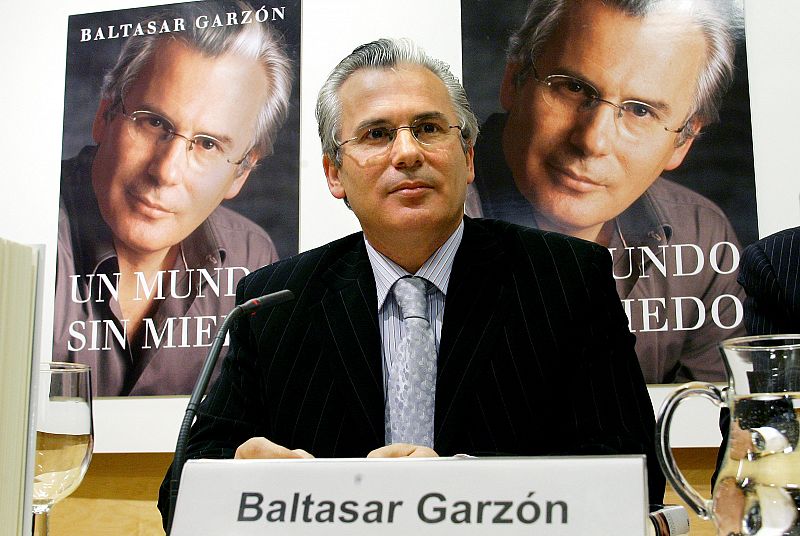 Garzón posa con su libro 'Un mundo sin miedo' durante la presentación del mismo en febrero de 2005.