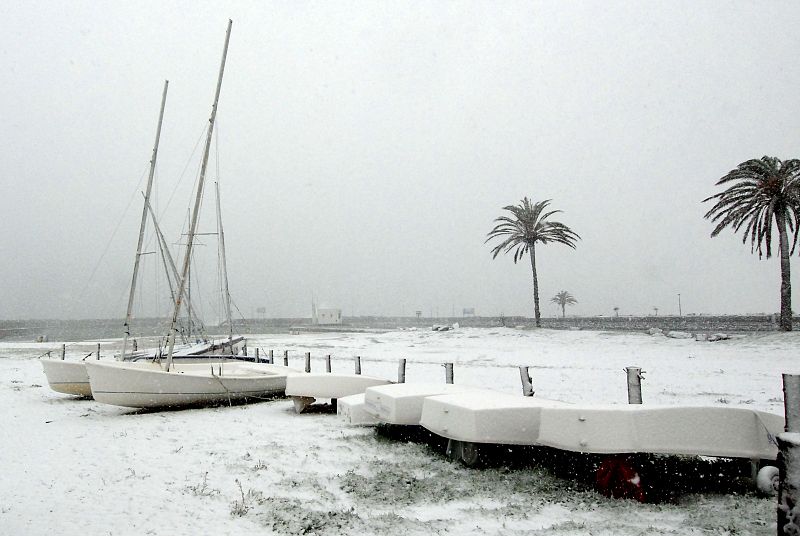 Barcos en la nieve en la costa de Castello d' Empuries (Girona).