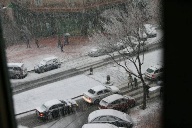 Los habitantes de El Prat de Llobregat caminan como pueden por las calles nevadas.