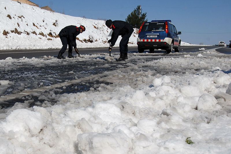 Daños por la nieve en las carreteras de Cataluña