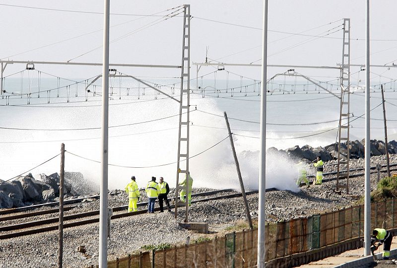 Destrozos en las vías de los cercanías en Mataró