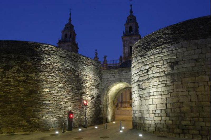 Puerta de Santiago. Ya existía en la época romana, y actualmente está totalmente restaurada.