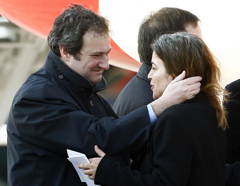 Alicia Gamez is welcomed by Barcelona's Mayor Jordi Hereu during her arrival at Barcelona's airport