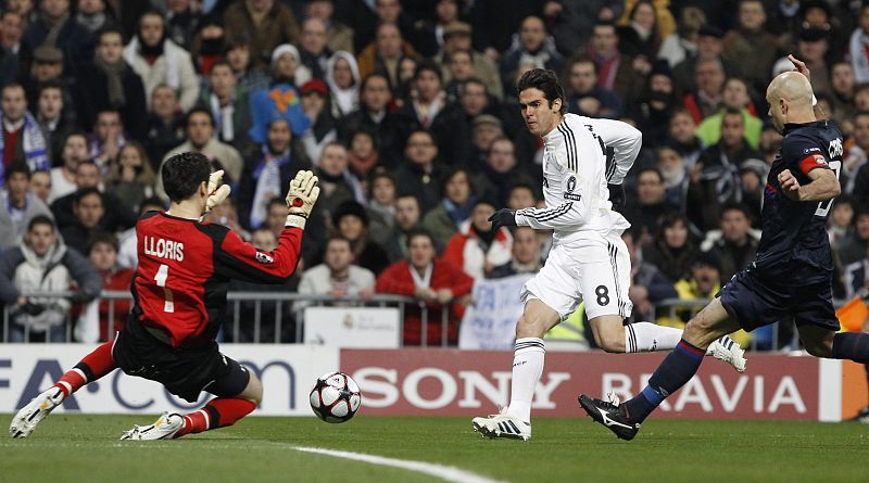 Kaká estuvo a punto de marcar un tanto en el primer minuto de partido, pero Lloris acertó sus intenciones.
