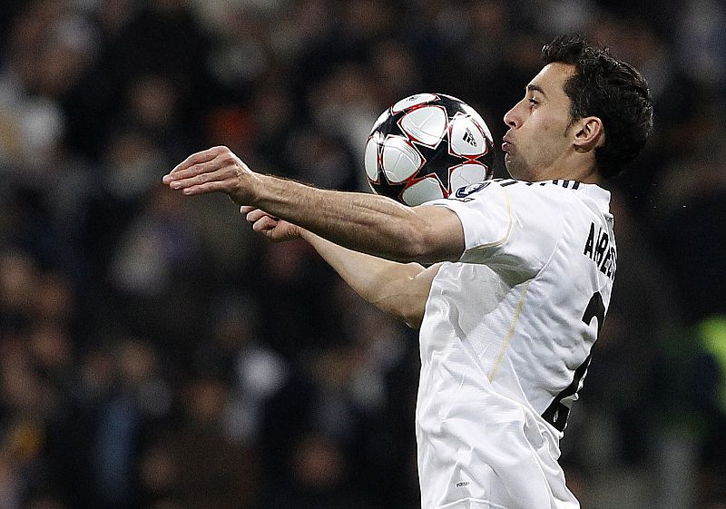 Arbeloa controla un balón con el pecho.