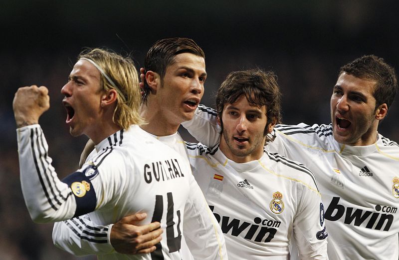 Ronaldo, Guti, Granero e Higuaín celebran el primer gol madridista.