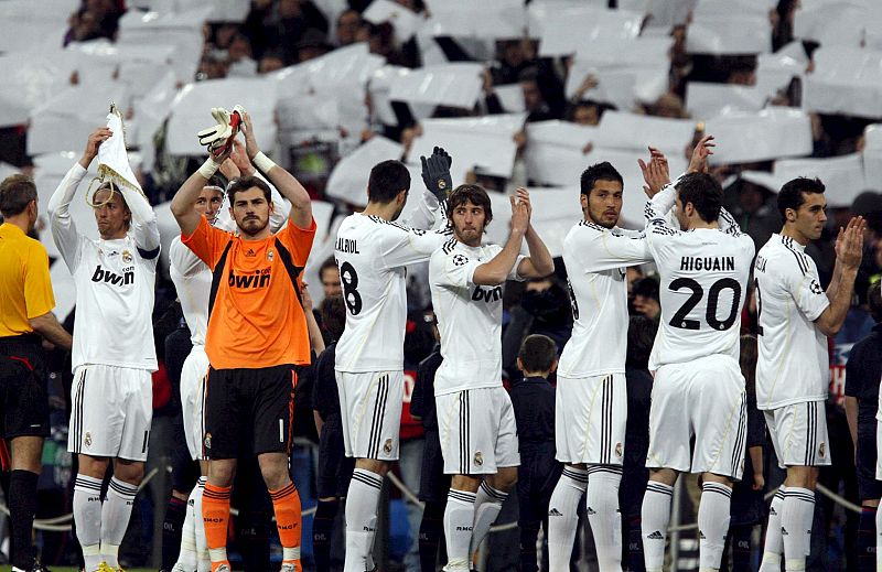 Los jugadores del Real Madrid saludan al público antes del inicio del encuentro.