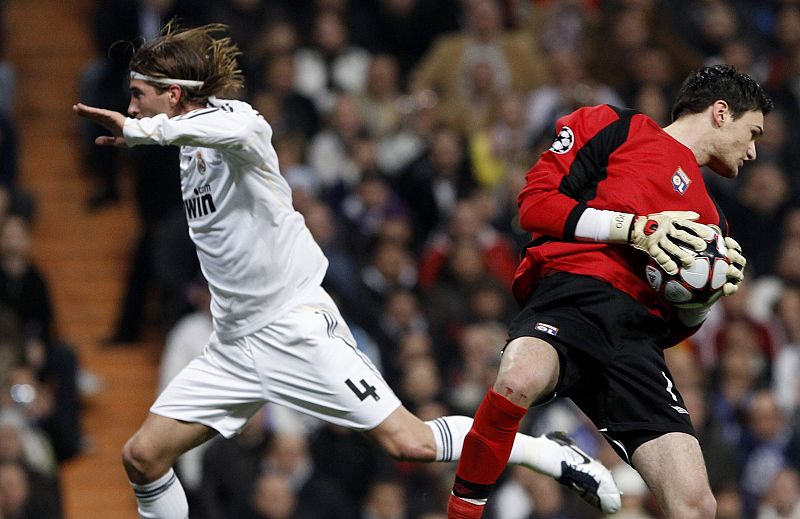 Lloris evita un remate de Ramos.