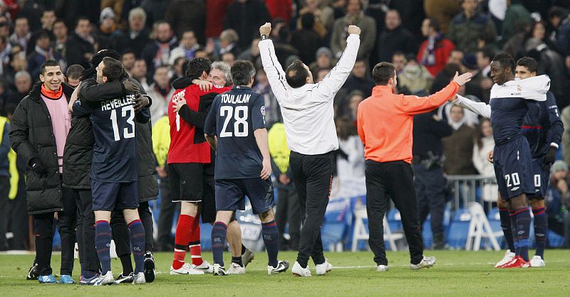 Los jugadores del Olympique de Lyon, celebran el pase a los cuartos de final de la Liga de Campeones.