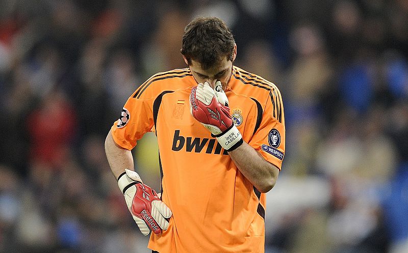 Casillas se lamenta del gol del Olympique.