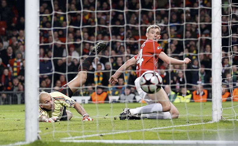 Manchester United's Fletcher heads the ball past AC Milan's Abbiati to score during their Champions League last 16, second leg soccer match at Old Trafford in Manchester