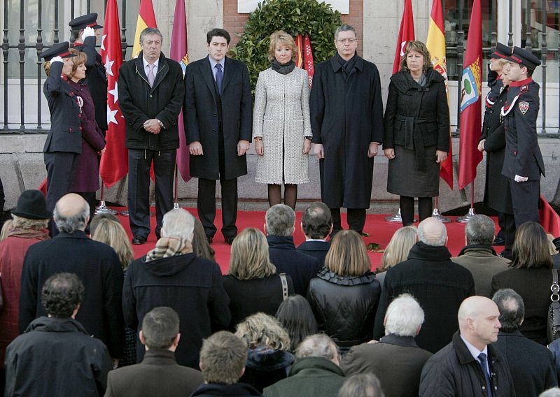 AGUIRRE Y GALLARDÓN PRESIDEN EL PRIMER HOMENAJE A LAS VÍCTIMAS DEL 11-M