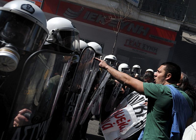 Un manifestante se enfrenta con los policías.