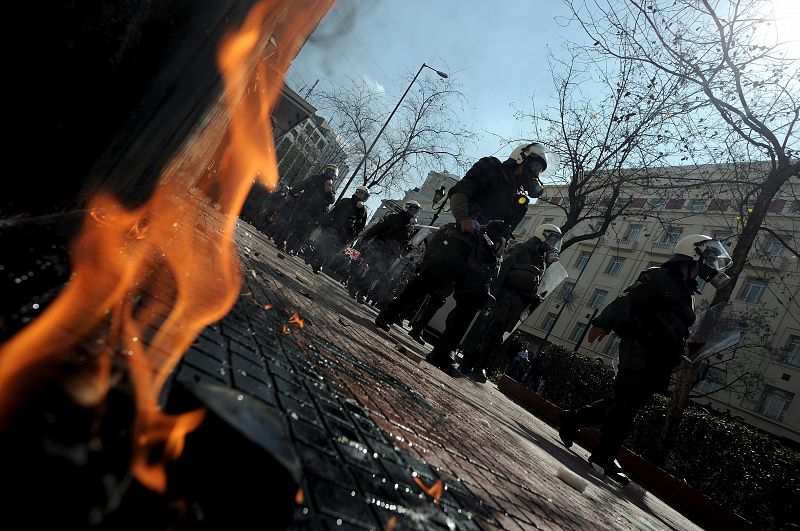 Miles de manifestantes se han reunido para protestar contra las medidas de austeridad anunciadas por el Gobierno griego la semana pasada para superar la crisis financiera.