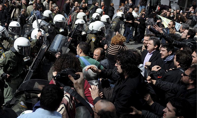 PROTESTAS FRENTE AL PARLAMENTO